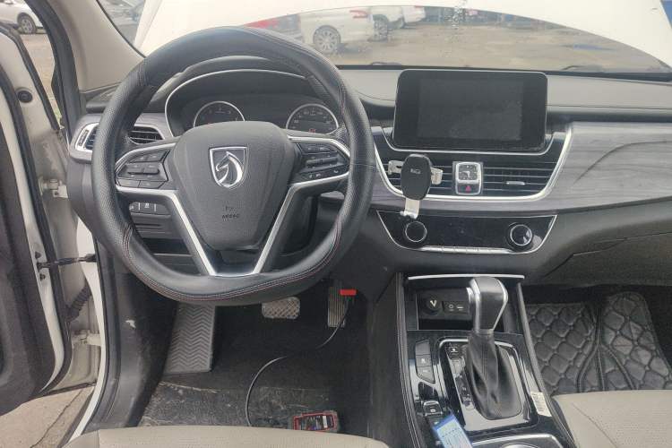 Used Baojun 730 2017 1.5T DCT Fashion Edition 7-Seater China V Emission Standard Center Console
