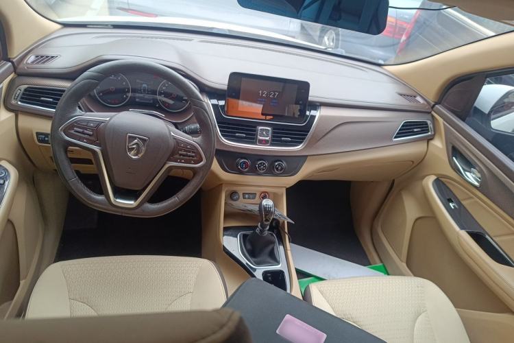 Used Baojun 730 2017 1.5T Manual Fashion Version 7 Seats China V Emission Standard Center Console