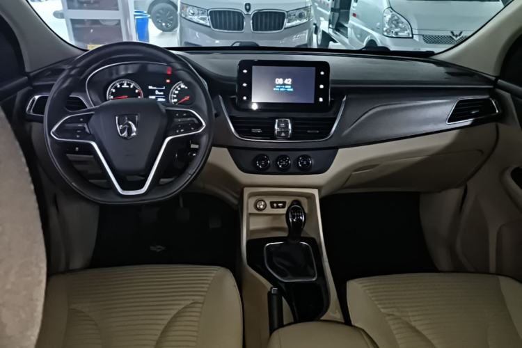 Used Baojun 730 2017 1.5T Manual Fashion Version 7 Seats China V Emission Standard Center Console