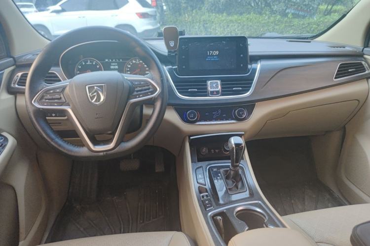 Used Baojun 730 2017 1.8L iAMT Prestige Version 7 Seats Center Console