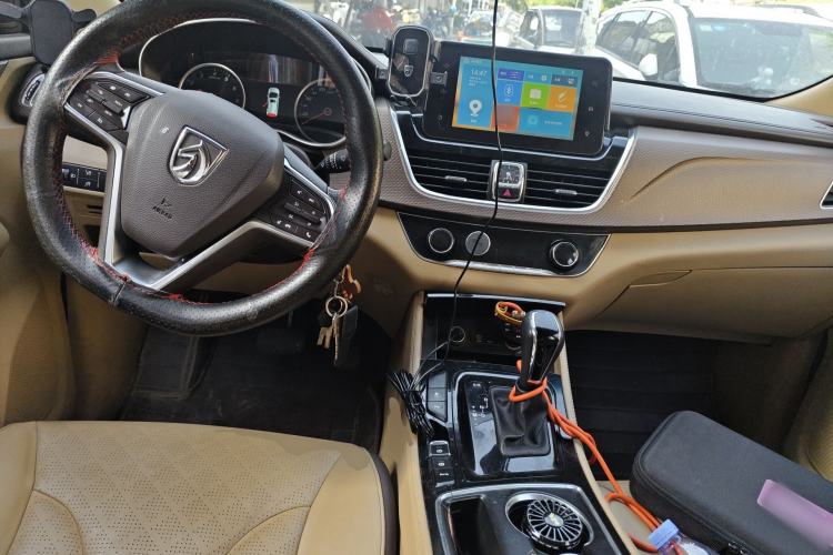 Used Baojun 730 2017 1.8L iAMT Luxury Version 7-Seater Center Console