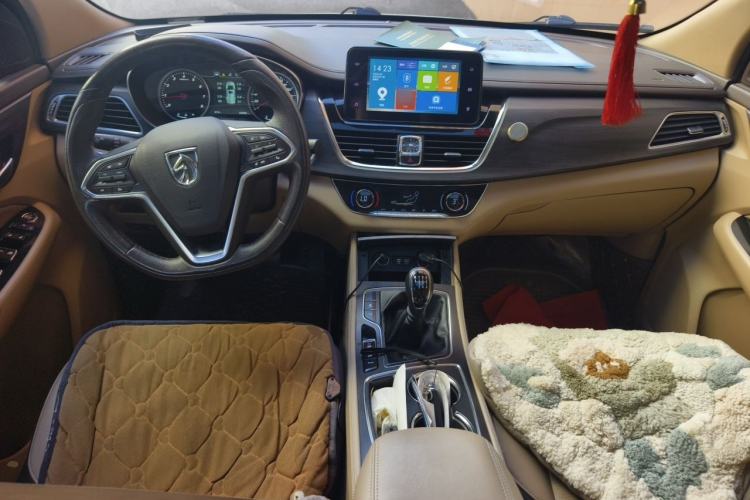 Used Baojun 730 2017 1.5T Manual Luxury Version 7 Seats Center Console