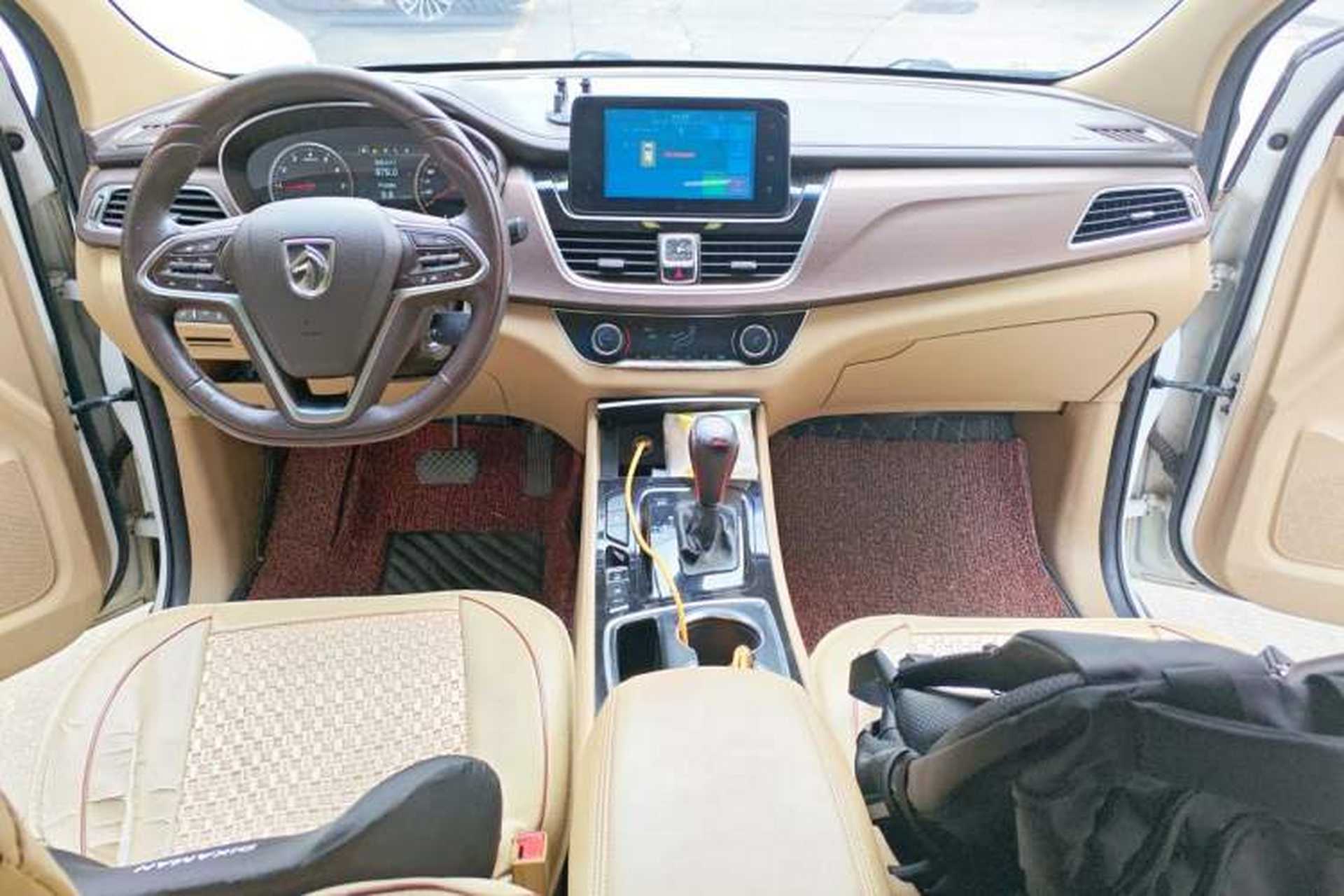Used Baojun 730 2017 1.8L iAMT Luxury Version 7-Seater Center Console