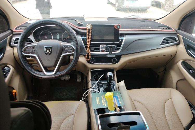 Used Baojun 730 2017 1.8L iAMT Prestige Version 7 Seats Center Console