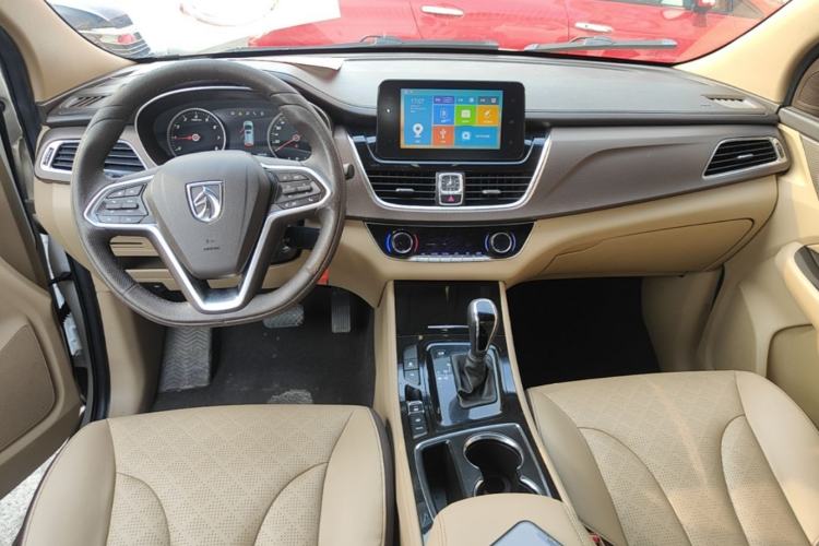 Used Baojun 730 2017 1.8L iAMT Luxury Version 7-Seater Center Console