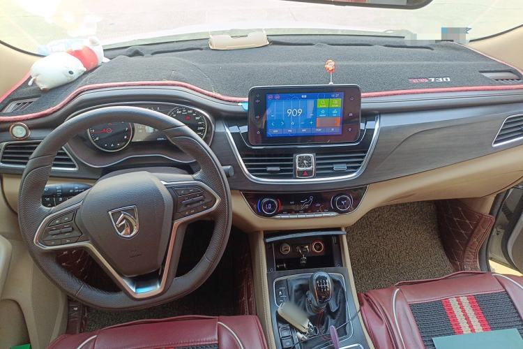 Used Baojun 730 2017 1.5T Manual Prestige Version 7 Seats Center Console