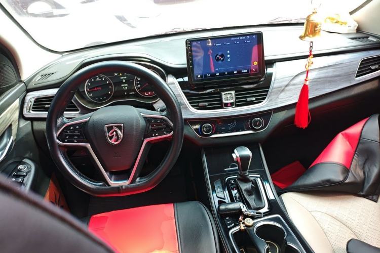 Used Baojun 730 2017 1.5T DCT Fashion Edition 7-Seater China V Emission Standard Center Console