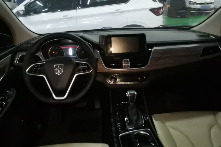 Used Baojun 730 2017 1.5T DCT Flagship Model 7 Seats China V Emission Standard Center Console