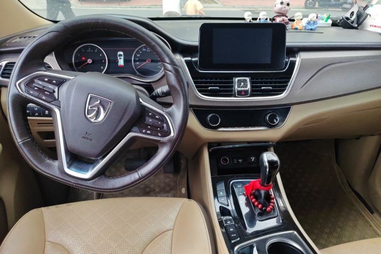 Used Baojun 730 2017 1.8L iAMT Luxury Version 7-Seater Center Console