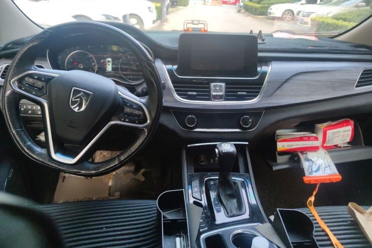 Used Baojun 730 2017 1.5T DCT Flagship Model 7 Seats China V Emission Standard Center Console