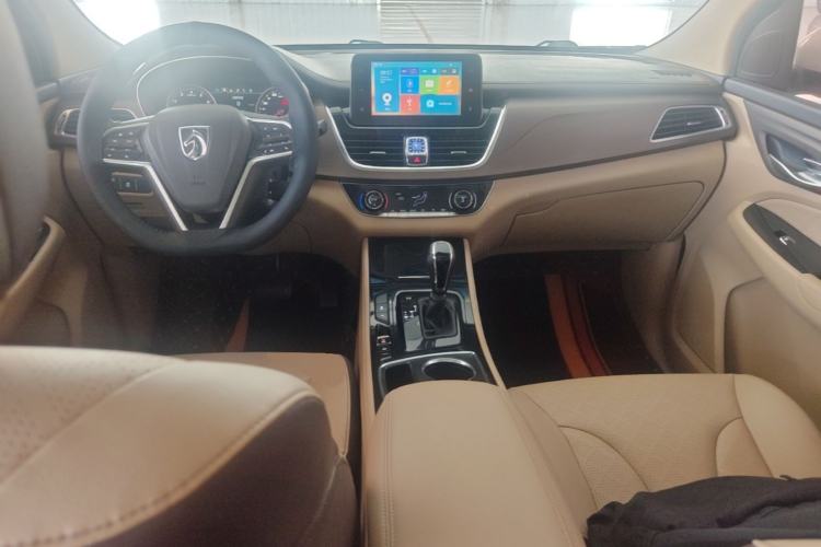 Used Baojun 730 2017 1.8L iAMT Luxury Version 7-Seater Center Console
