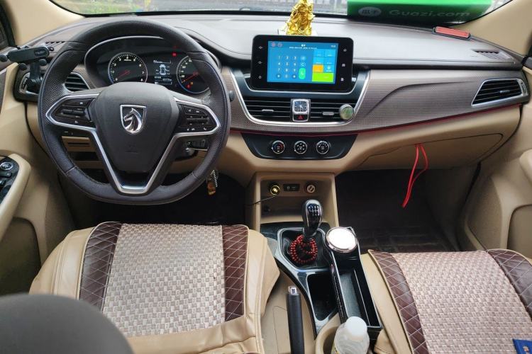 Used Baojun 730 2017 1.5T Manual Fashion Version 7 Seats China V Emission Standard Center Console