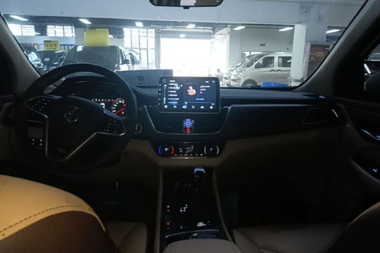 Used Baojun 730 2017 1.8L iAMT Prestige Version 7 Seats Center Console