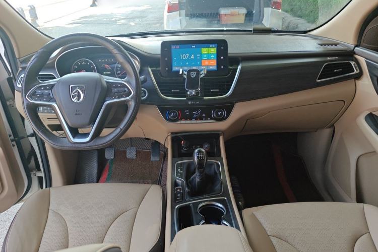 Used Baojun 730 2017 1.5T Manual Prestige Version 7 Seats Center Console