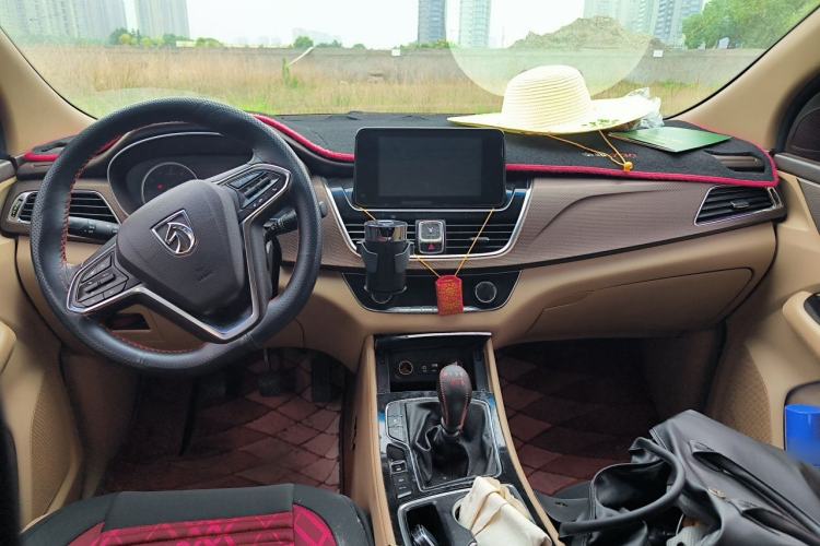 Used Baojun 730 2017 1.5T Manual Style 7 Seats China V Center Console