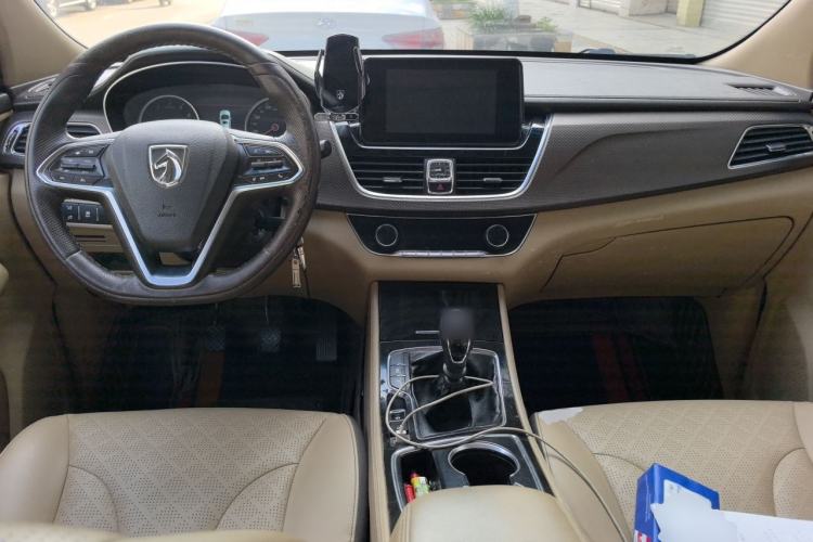Used Baojun 730 2017 1.5T Manual Luxury Version 7 Seats Center Console