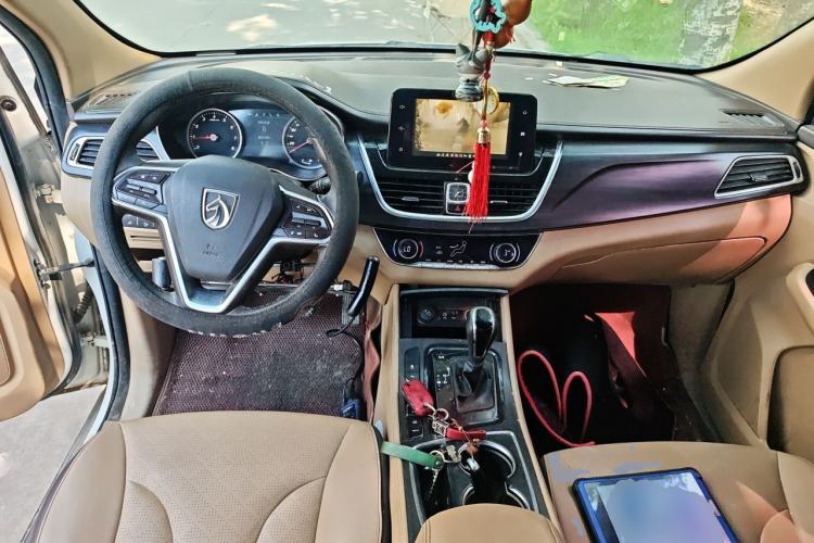 Used Baojun 730 2017 1.8L iAMT Prestige Version 7 Seats Center Console