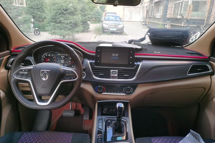 Used Baojun 730 2017 1.8L iAMT Prestige Version 7 Seats Center Console