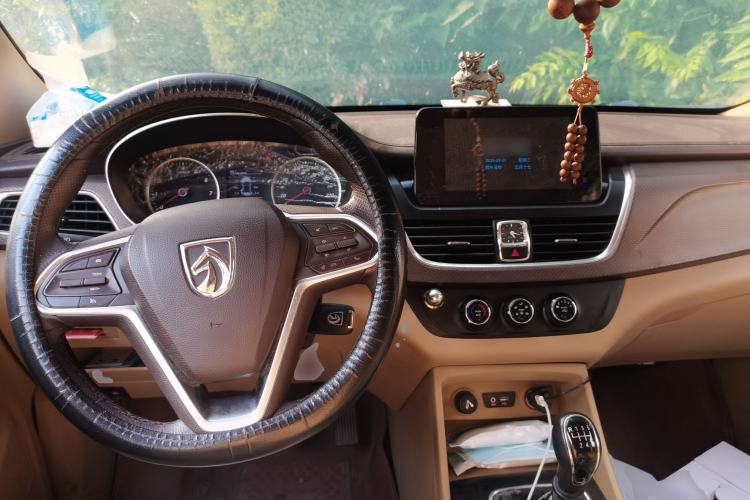 Used Baojun 730 2017 1.5T Manual Fashion Version 7 Seats China V Emission Standard Center Console
