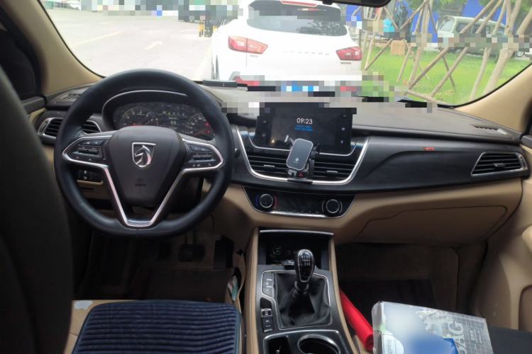 Used Baojun 730 2017 1.5T Manual Prestige Version 7 Seats Center Console
