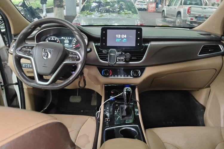 Used Baojun 730 2017 1.8L iAMT Luxury Version 7-Seater Center Console