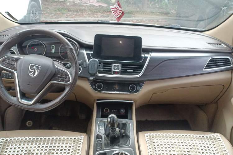 Used Baojun 730 2017 1.5T Manual Prestige Version 7 Seats Center Console