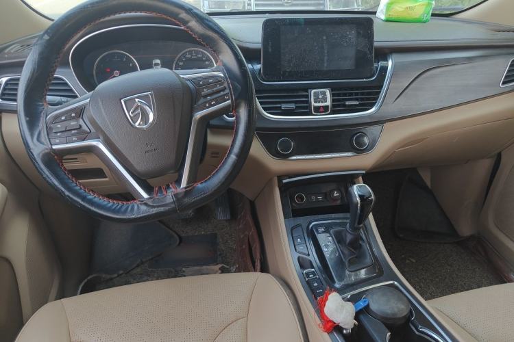 Used Baojun 730 2017 1.8L iAMT Prestige Version 7 Seats Center Console