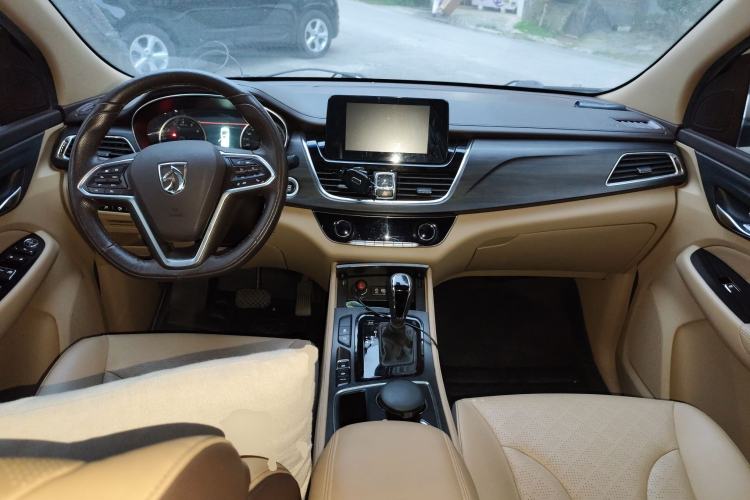 Used Baojun 730 2017 1.8L iAMT Prestige Version 7 Seats Center Console