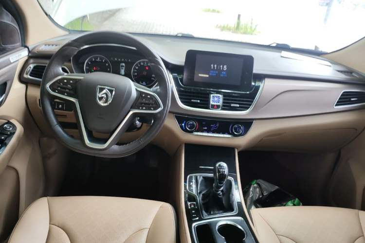 Used Baojun 730 2017 1.5T Manual Luxury Version 7 Seats Center Console