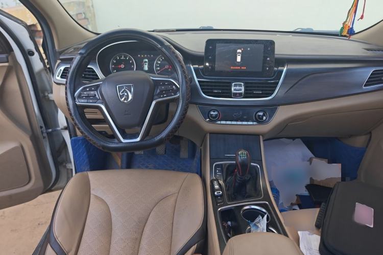 Used Baojun 730 2017 1.5T Manual Prestige Version 7 Seats Center Console