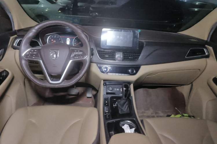 Used Baojun 730 2017 1.8L iAMT Prestige Version 7 Seats Center Console