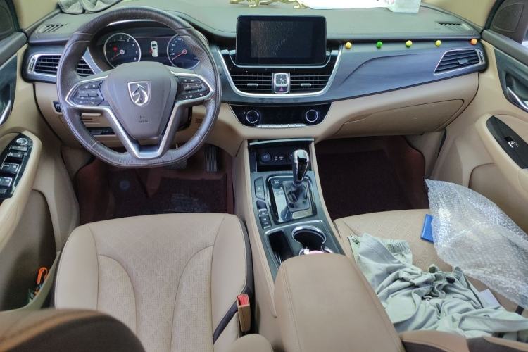 Used Baojun 730 2017 1.8L iAMT Prestige Version 7 Seats Center Console