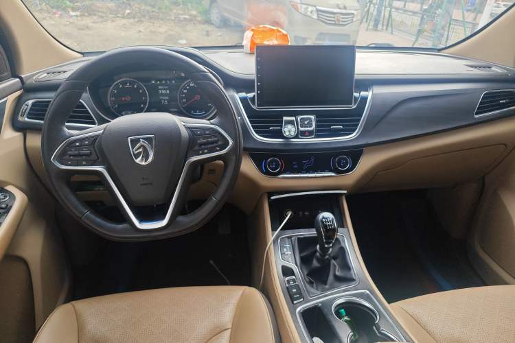 Used Baojun 730 2017 1.5T Manual Prestige Version 7 Seats Center Console