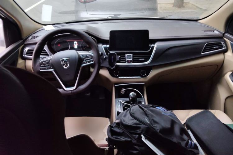 Used Baojun 730 2017 1.5T Manual Prestige Version 7 Seats Center Console