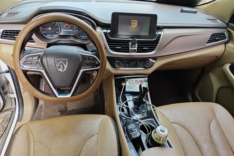 Used Baojun 730 2017 1.8L iAMT Luxury Version 7-Seater Center Console