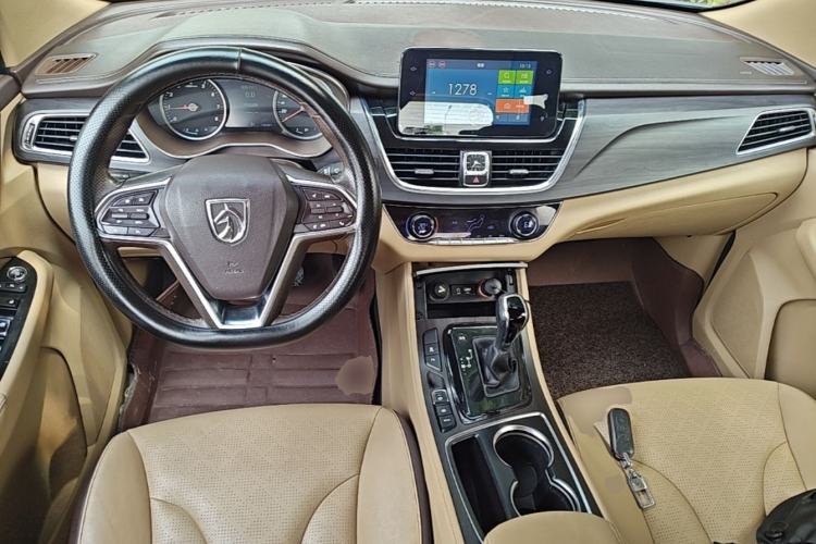 Used Baojun 730 2017 1.8L iAMT Prestige Version 7 Seats Center Console