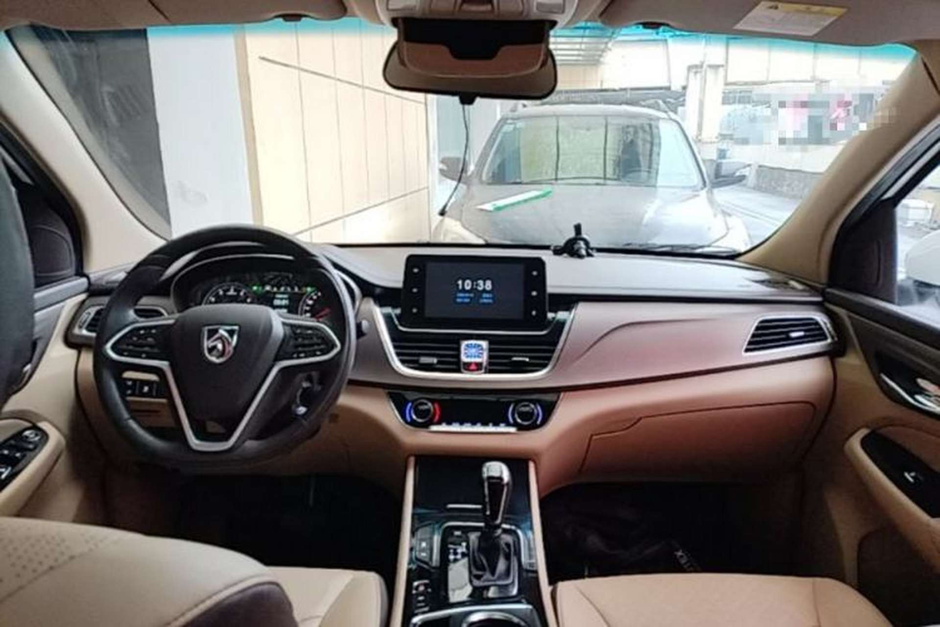 Used Baojun 730 2017 1.8L iAMT Luxury Version 7-Seater Center Console