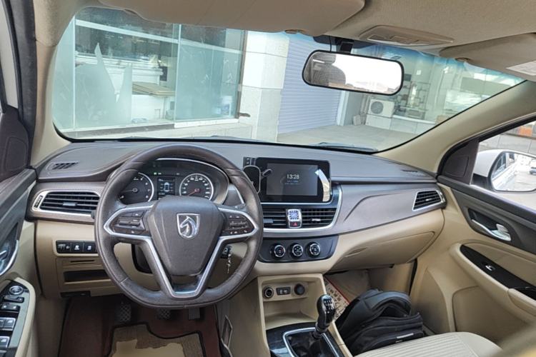 Used Baojun 730 2017 1.5T Manual Fashion Version 7 Seats China V Emission Standard Center Console