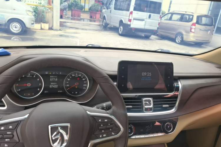 Used Baojun 730 2017 1.5T Manual Prestige Version 7 Seats Center Console