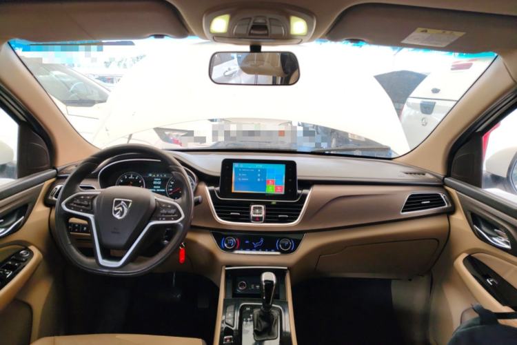 Used Baojun 730 2017 1.8L iAMT Luxury Version 7-Seater Center Console