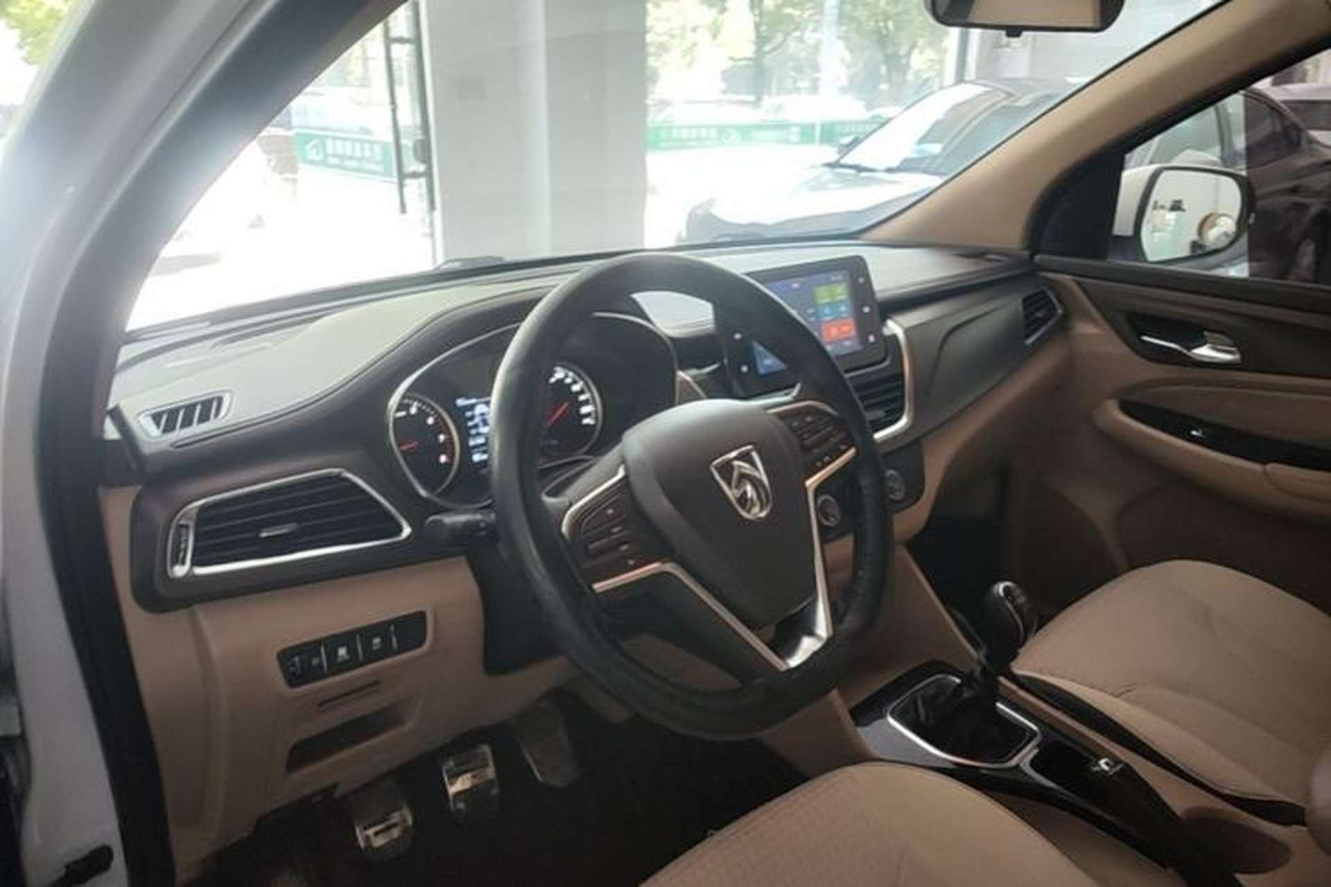 Used Baojun 730 2017 1.5T Manual Fashion Version 7 Seats China V Emission Standard Center Console