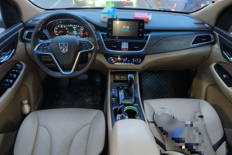 Used Baojun 730 2017 1.8L iAMT Prestige Version 7 Seats Center Console
