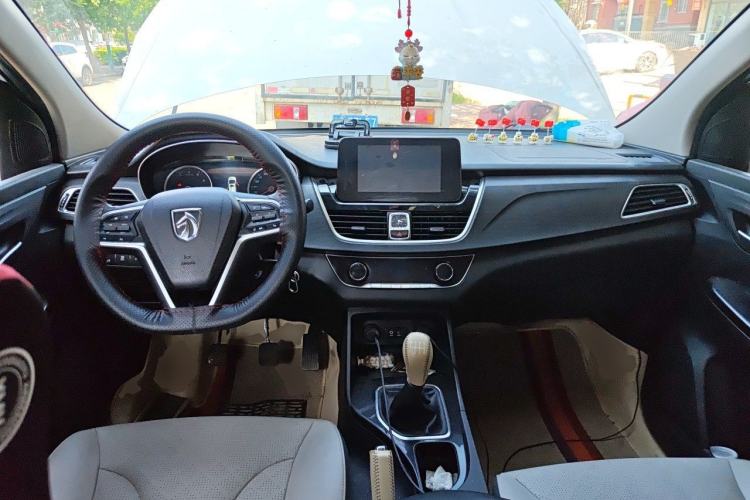 Used Baojun 730 2017 1.5T Manual Style 7 Seats China V Center Console