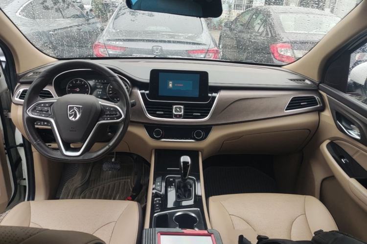 Used Baojun 730 2017 1.8L iAMT Luxury Version 7-Seater Center Console