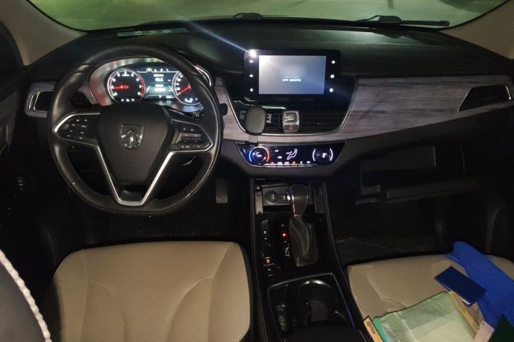 Used Baojun 730 2017 1.5T DCT Fashion Edition 7-Seater China V Emission Standard Center Console