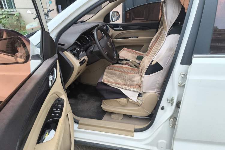 Used Baojun 730 2017 1.5T Manual Fashion Version 7 Seats China V Emission Standard Driver Seat