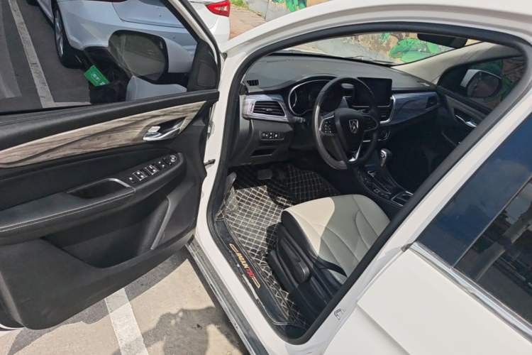 Used Baojun 730 2017 1.5T DCT Fashion Edition 7-Seater China V Emission Standard Driver Seat