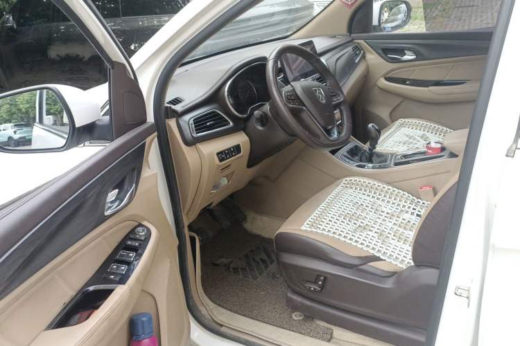 Used Baojun 730 2017 1.5T Manual Prestige Version 7 Seats Driver Seat