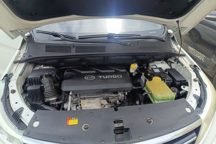 Used Baojun 730 2017 1.5T Manual Fashion Version 7 Seats China V Emission Standard Engine Bay
