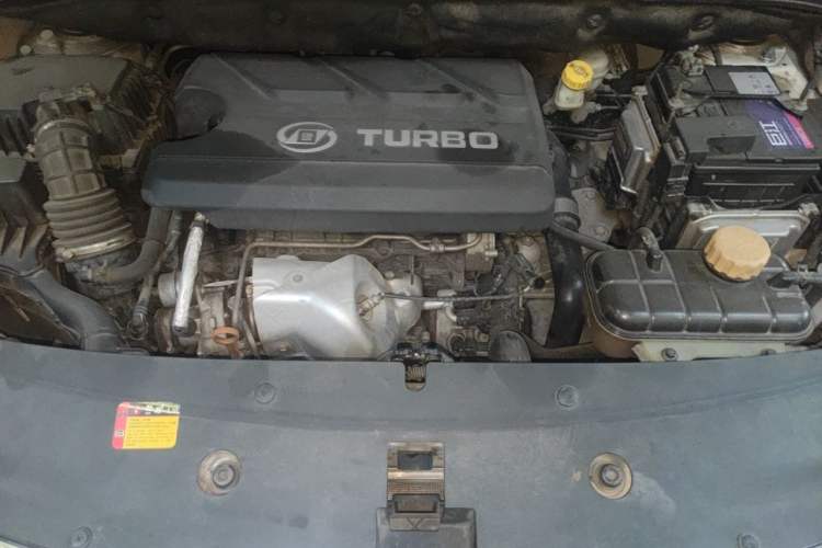 Used Baojun 730 2017 1.5T DCT Flagship Model 7 Seats China V Emission Standard Engine Bay